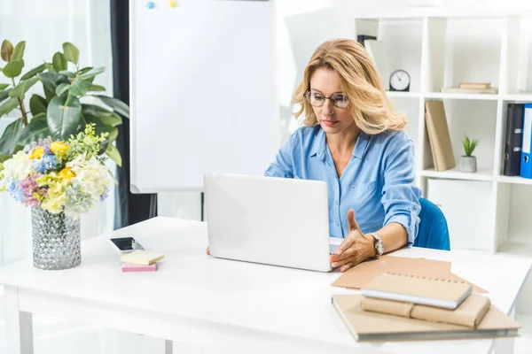 Atractiva mujer de negocios en la oficina moderna — Stock Photo