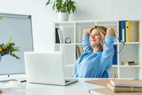 Donna d'affari felice con computer portatile — Foto stock