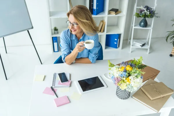 Donna d'affari che si prende una pausa caffè — Foto stock