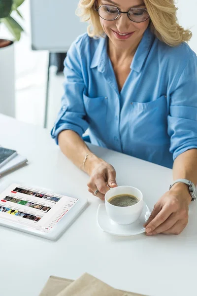 Businesswoman using tablet with youtube website — Stock Photo