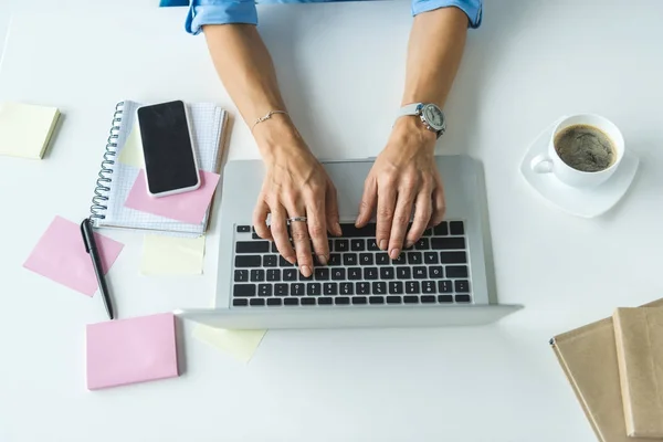 Mulher de negócios que trabalha com laptop — Fotografia de Stock