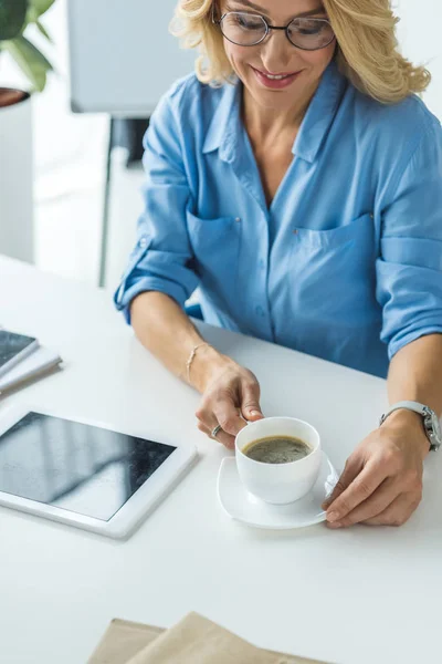 Femme d'affaires avec café et tablette — Photo de stock