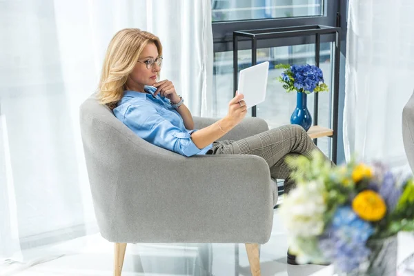 Femme d'affaires utilisant une tablette numérique — Photo de stock