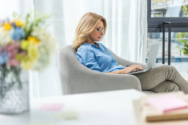 Femme d'affaires utilisant un ordinateur portable — Photo de stock