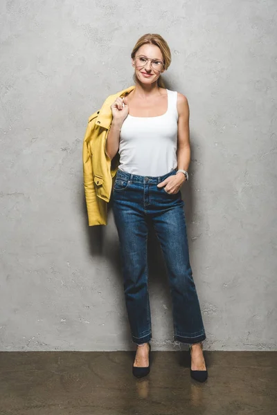 Blonde Frau mit gelber Lederjacke — Stockfoto