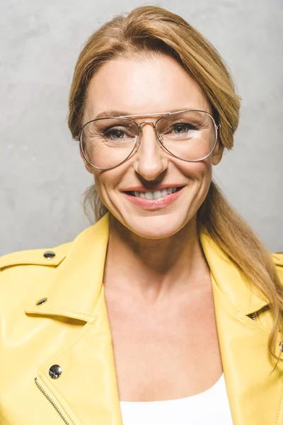 Reife Frau mit Brille — Stockfoto