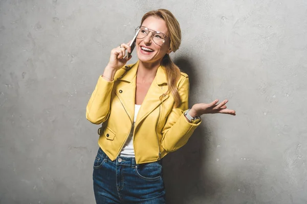 Mujer alegre hablando en el teléfono inteligente - foto de stock