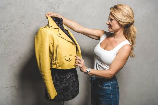 Costureira com jaqueta de couro amarelo — Fotografia de Stock