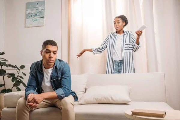 Pareja joven discutiendo - foto de stock