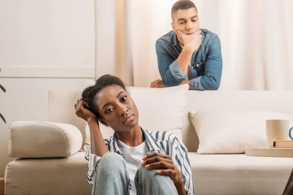 Frustriertes Paar neben Couch — Stockfoto