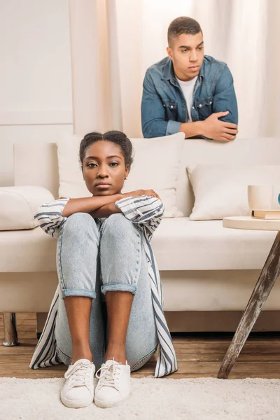 Couple frustraited à côté du canapé — Photo de stock