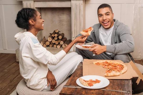 Couple manger une pizza — Photo de stock