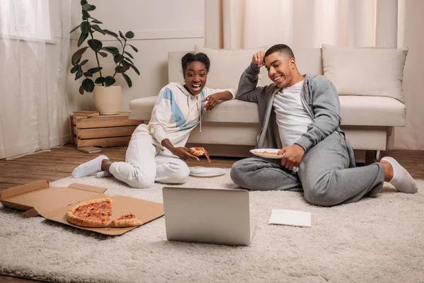 Pareja comiendo pizza - foto de stock