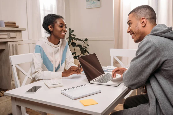 Couple using laptop — Stock Photo