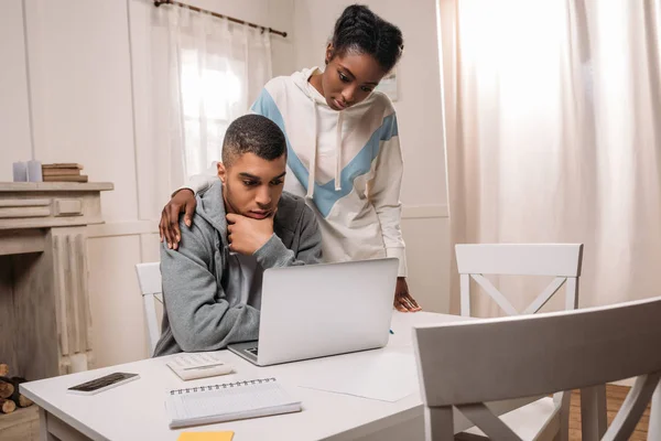 Africano americano pareja usando laptop — Stock Photo