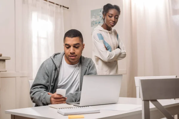 Афро-американських пара, використовуючи ноутбук — стокове фото
