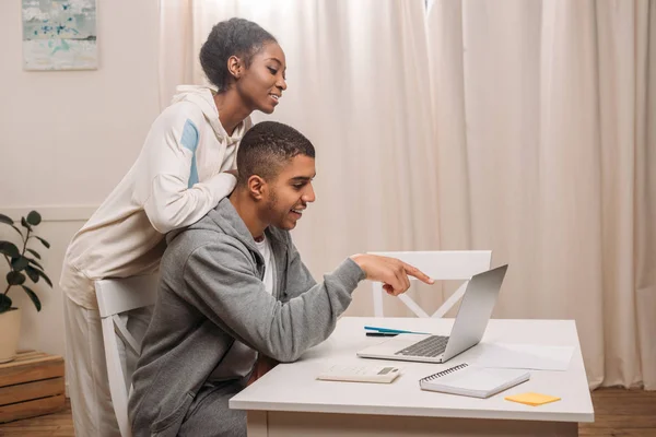 Casal afro-americano usando laptop — Fotografia de Stock