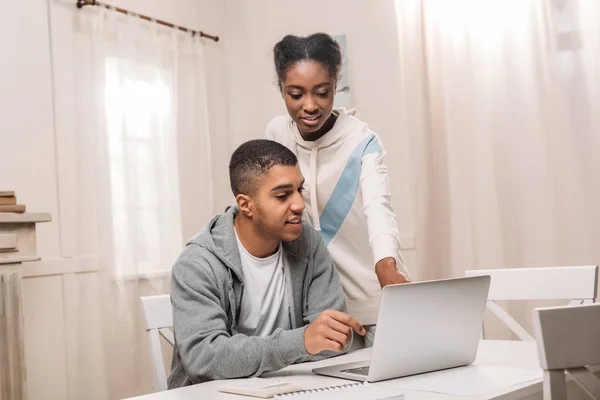 Africano americano pareja usando laptop - foto de stock