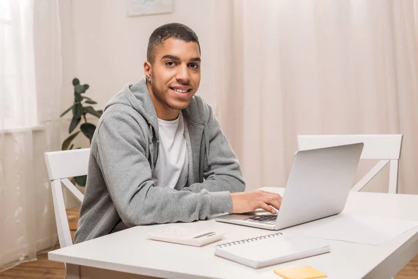 Afro-americano uomo utilizzando computer portatile — Foto stock