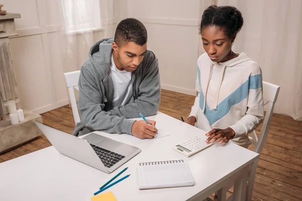 Casal com laptop calculando algo — Fotografia de Stock