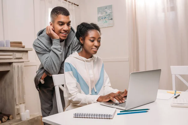 Africano americano pareja usando laptop — Stock Photo