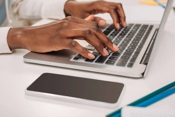 Mani femminili digitando sul computer portatile — Foto stock