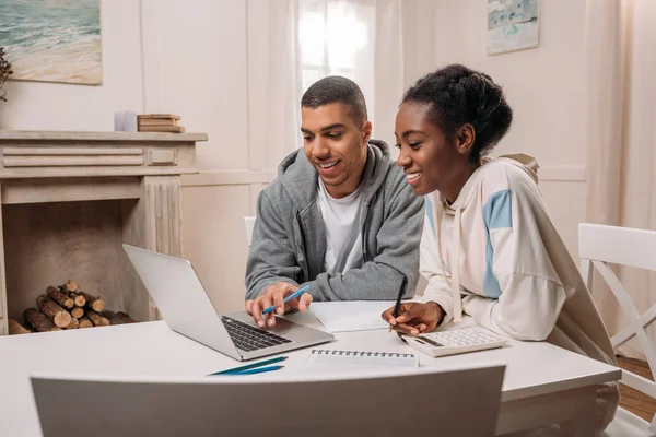 Couple afro-américain en utilisant un ordinateur portable — Photo de stock