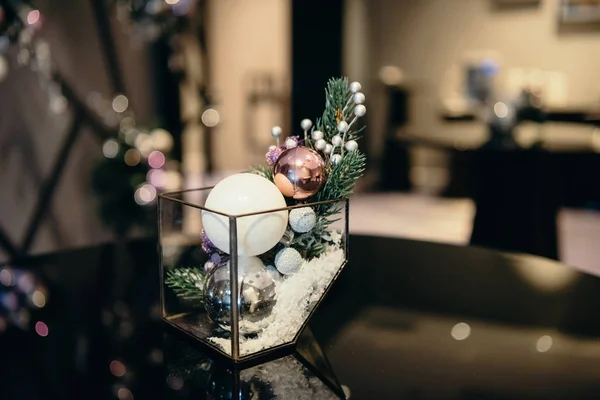 Vue rapprochée de belles décorations de Noël dans le hall de l'hôtel — Photo de stock