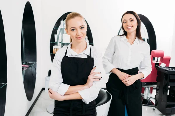 Hermosos peluqueros en el salón durante el tiempo de trabajo - foto de stock