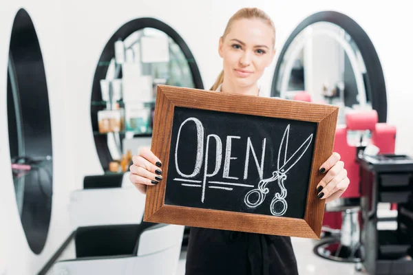 Привлекательный парикмахер с открытой табличкой — Stock Photo