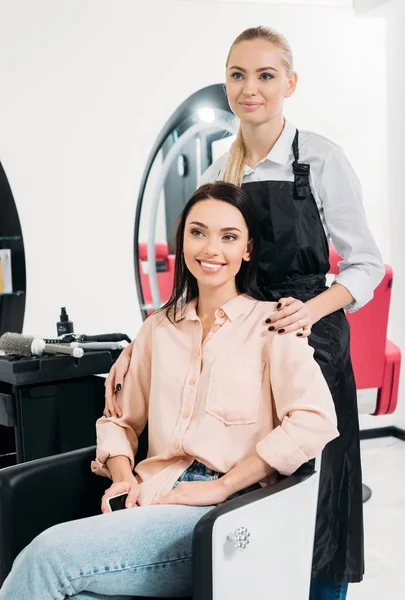 Friseur und Kunde schauen sich neue Frisur an — Stockfoto
