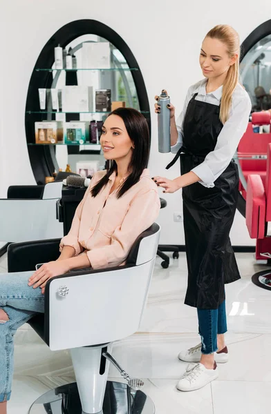 Cabeleireiro olhando para o novo penteado do cliente — Fotografia de Stock