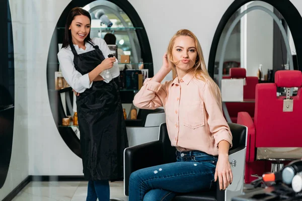 Cliente haciendo bigote de pelo en el salón - foto de stock