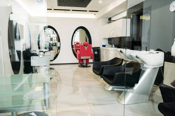 Salon de coiffure moderne vide avec équipement — Photo de stock