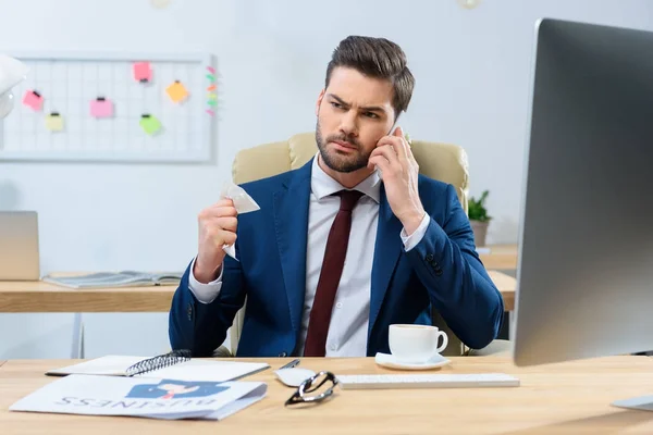 Aggressiver Geschäftsmann redet per Smartphone und zerknüllt Blatt Papier — Stockfoto