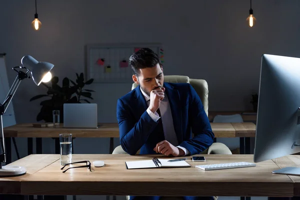 Empresario sentado y tosiendo en el lugar de trabajo - foto de stock