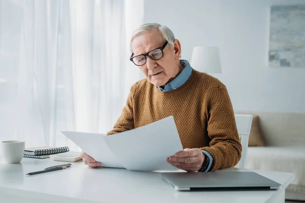 Senior-Geschäftsmann arbeitet mit Berichtspapieren — Stockfoto