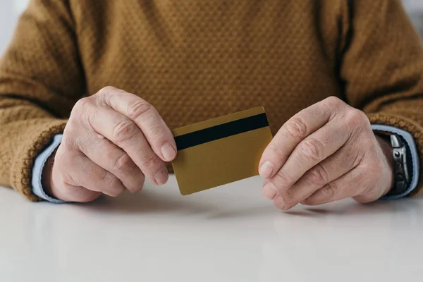 Vue rapprochée du sénior titulaire d'une carte de crédit — Photo de stock