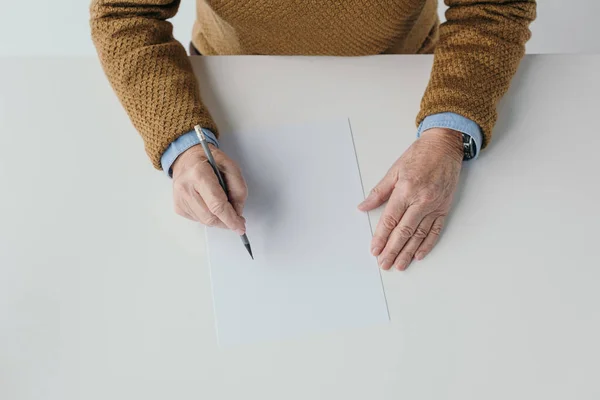 Vue rapprochée de l'homme âgé écrivant sur papier blanc — Photo de stock