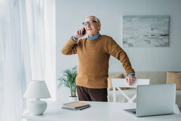 Senior selbstbewusster Mann arbeitet im Büro und telefoniert — Stockfoto