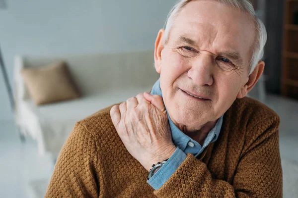 Hombre mayor sufriendo de dolor de espalda - foto de stock