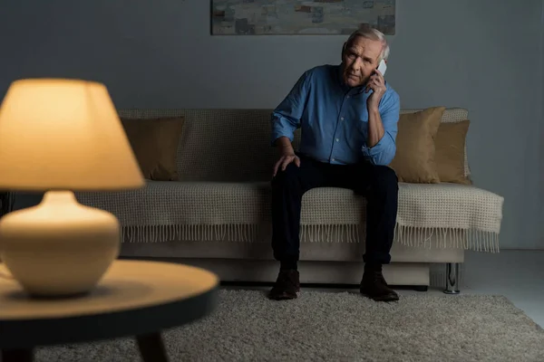 Senior confiante homem fazendo um telefonema no quarto vazio — Fotografia de Stock