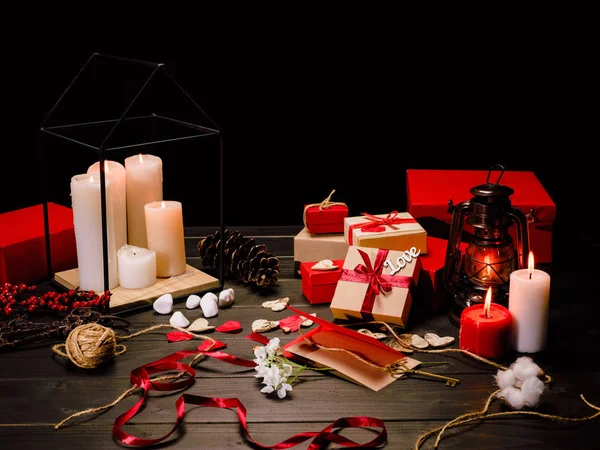 Hediye kutuları ve mumlar 