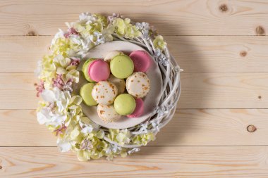 Lezzetli macarons ve çiçekler