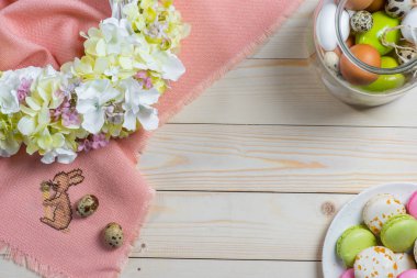 Paskalya yumurtaları ve macarons