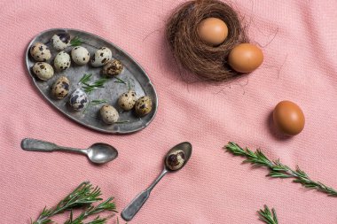 Yumurta ve eski çatal bıçak takımı 