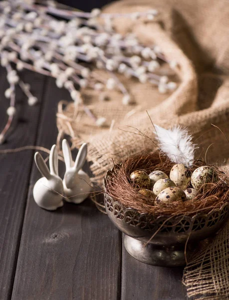 Lapins de Pâques et oeufs de caille — Photo