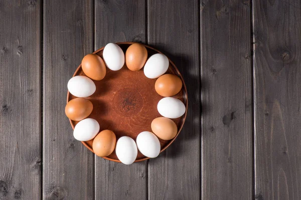 Huevos de pollo en plato — Foto de Stock