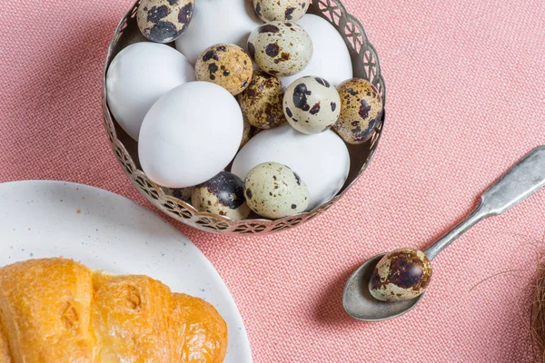 Chicken and quail eggs — Stock Photo, Image