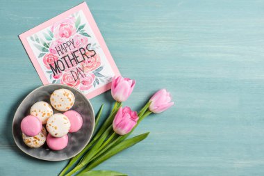 Macarons ve tebrik kartı